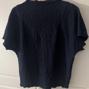 Tröja från zara  - Säljer min marinblåa topp från zara då den inte kommer till användning.💕