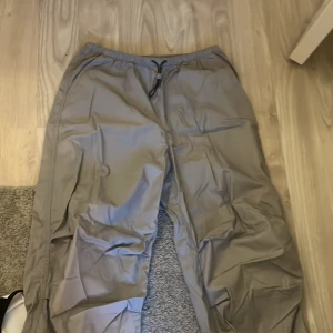 Baggy byxor  - Är köpta från HM och har användt ett fåtal gånger. De är i storlek 34 men skulle säkert passa 36 också.