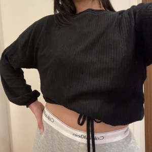 Svart tunn sweater  - Tunn justerbar i midjan, går att ha som magtröja och även normalt 