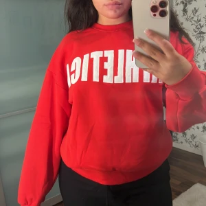 Tjocktröja - Två tjocktröjor i bra skick, använd ett par gånger men inga skador eller liknande. Väldigt mysiga säljer båda tröjorna för 200 kr tillsammans 