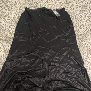 Kjol - Kjol från primark. Endast testad. Storlek 42. Satintyg. Väldigt skrynklig på bilden. 60kr