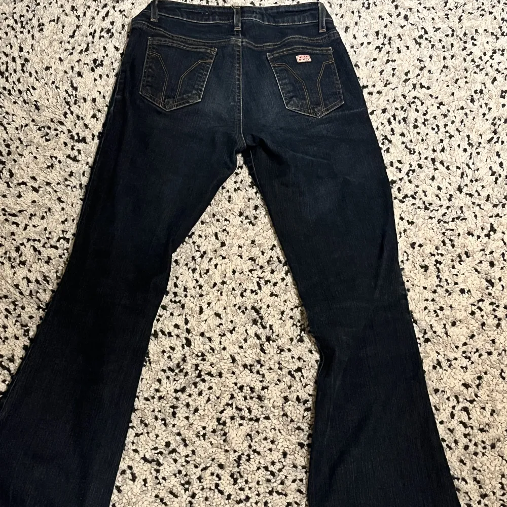 Säljer mina miss sixty Flare low Rise jeans pga jag aldrig använder dom. Storlek 27 o är i mörkblå 💗 🔴pris kan diskuteras!!🔴. Jeans & Byxor.