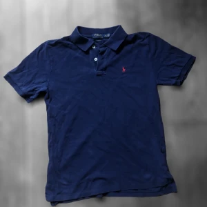 Ralph lauren piké  - Riktigt snygg Ralph lauren piké i bra skick. Storlek 14/16 men passar även XS.   Skriv vid frågor eller funderingar