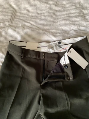 Neo noir kostymbyxor  - Super fina helt nya kostymbyxor från Neo Noir. De är mörkgrön/gråsvarta, jättesvårt att beskriva färgen och få den på bild. Säljs pågrund av att dom är för stora för mig De är i storlek S Helt nya aldrig använda!