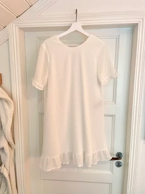 Vit klänning - Endast använd ett fåtal gånger🩷 Storlek 38, passar S,M. Köpare står för frakten (66kr)🩵