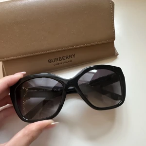 Burberry Solglasögon  - Säljer mina fina solglasögon från Burberry! Sparsamt använda så endast små repor man inte kan se tydligt. Inköpta på Selfridges i London. Fodral, kvitto, och en oöppnad rengöringsduk medkommer 🥰    Är utomlands nu så kan posta när jag kommer hem 6/10!
