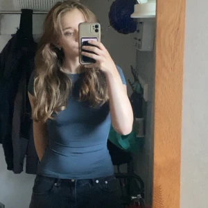 rygglös tröja - från weekday, mörk grön,  kostade 250kr,  nästan aldrig använd.