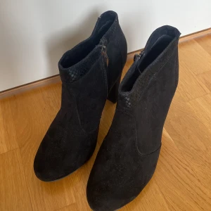 Skor - Skitsnygga skor i bra skick🤩 Frpn tamaris. Skriv om ni har frågor💕