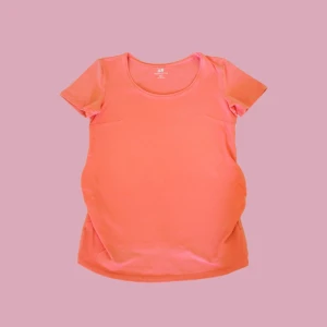 H&M Ekologisk Bomull Mammakläder - Tillverkad av 100% ekologisk bomull erbjuder denna tröja en mjuk och luftig känsla, perfekt för den blivande mamman. Den avslappnade passformen och det stretchiga tyget ger gott om plats för den växande magen och garanterar en bekväm passform.