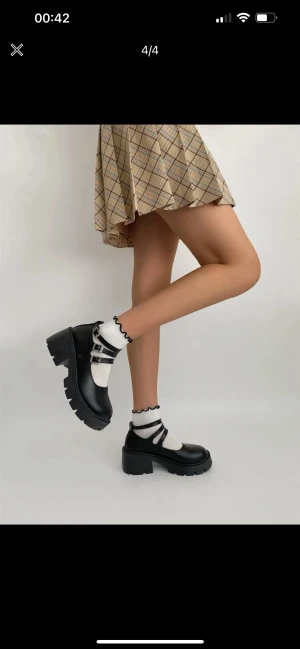 Mary Jane look alike  - Säljer mina fina Mary Jane look alike i storlek 38, skulle säga att den är true to side. Använda fåtal gånger och är i fint skick. Spännena går att justera. 