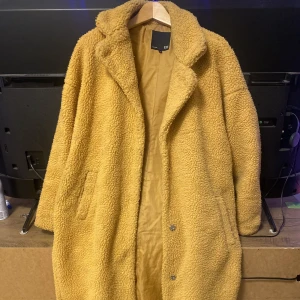 Fluffig jacka  - Har använt den ett par gånger men den är fortfarande i bra skick och ser bra ut 