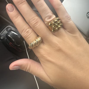 Guld ring  - Guld platerad ring från other stories! Nypris 300kr! Jätte bra skick 💋💋❤️ skulle säga att de är som storlek 16.8 från Edblad, eller som 17