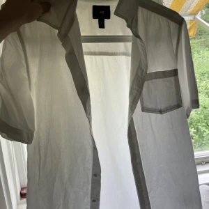 Vit skjorta är nästan oanvänd🤍 - Vit Kort ärmad skjorta