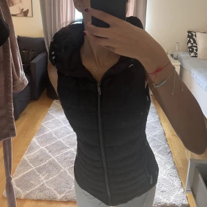 Zara väst - Sjuk snygg väst till hösten med luva. Oanvänd från zara💞💞nyskick