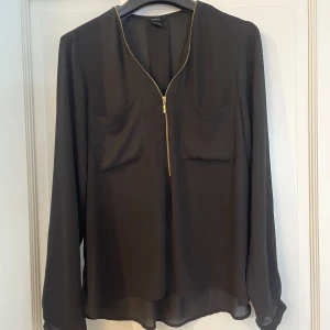 Blus - Blus i tunt och luftigt material, i mycket gott skick använt fåtal gånger 