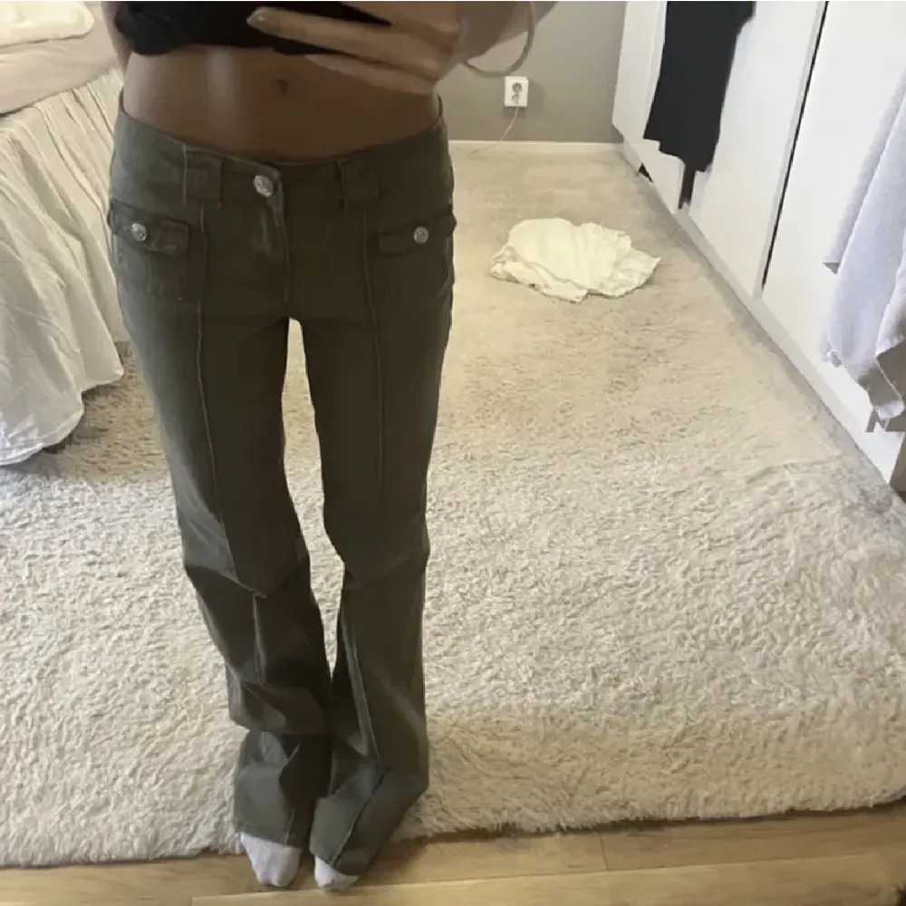 Säljer dessa gröna jeans då jag inte använder dem❣️ helt slutsålda💕. Jeans & Byxor.