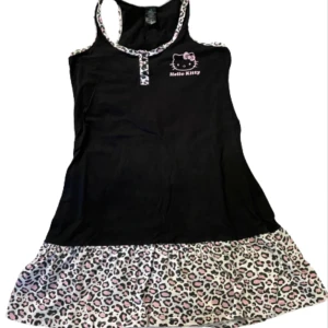 hellokitty klänning/topp - begagnad | S | rosa/svart jättesöt hellokitty klänning/topp i bra skick från HM i storlek S (jag på bilden har storlek xs/s) hör gärna av dig om du har nagra fragor angaende produkten eller om du vill ha fler bilder osv 💓