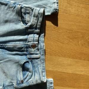Snygga bootcut jeans i ljusblå färg 💫💘 långa i benen och passar mig som är 176💞😋 kan erbjuda fri frakt vid snabba köp!