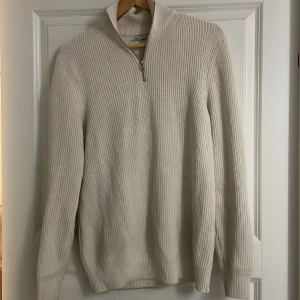 Zara zip - En fin vit zara zip-up som endast har använts 1 gång efter köp. 10/10 i skick.