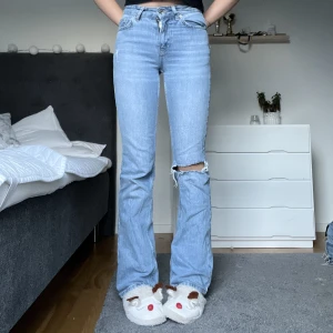 Blåa jeans💙 - Säljer ett par blåa Ginatricot flare jeans med ett hål på knät. Köpta för 500kr🌊