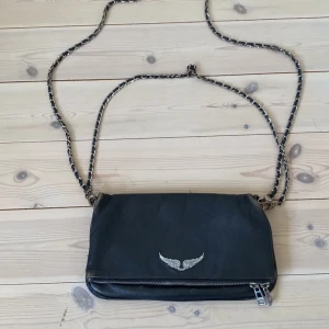Zadig väska  - Säljer min jättefina Zadig väska i modellen Rock Clutch, det är i ganska bra skick.😊 Säljer då den inte kommer till användning länge. Om ni undrar något så är det bara att fråga😊