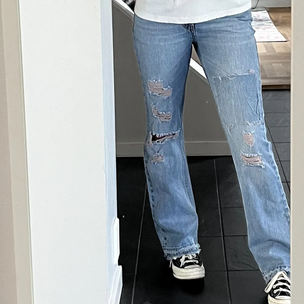 Supercoola utsvängda jeans från Örjan Andersson med snygga detaljer. Säljer då de tyvärr blivit för små. Jag är 163!!. Jeans & Byxor.