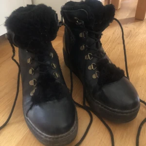 Vinterkängor - Kängor med fluffigt foder och liten kilklack, riktigt varma. Använda en vinter men fint skick. Endast hämtning/mötas upp  