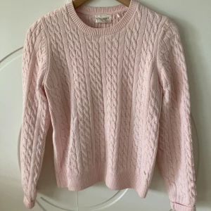 Holy White rosa stickad tröja  - Rosa fin kabelstickad tröja från Holy White. Jättebra skick, bra kvalité- inga skador 🥰 säljer då jag har liknande. 