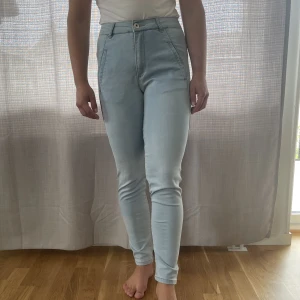 Mjukaste jeansen  - Säljer dessa NICKIE Jeans! Jättefina i färgen, ljust denim, används endast ett fåtal gånger! Jättebra skick, inte slitna någonstans, inga fläckar. Säljer på grund av att kroppsformen ändrades. Strlk 34, passar mig som är 160cm. 