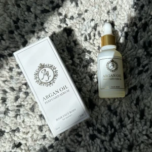 Perfumed serum argan oil  - Något helt fantastiskt! Argan olja som luktar helt underbart. Du kan använda det på ansiktet,kroppen och även håret. Det återfuktar huden och gör så att du kommer lukta gott hela dagen! 