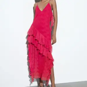 Söker denna klänning från Zara i storlek xs!💕