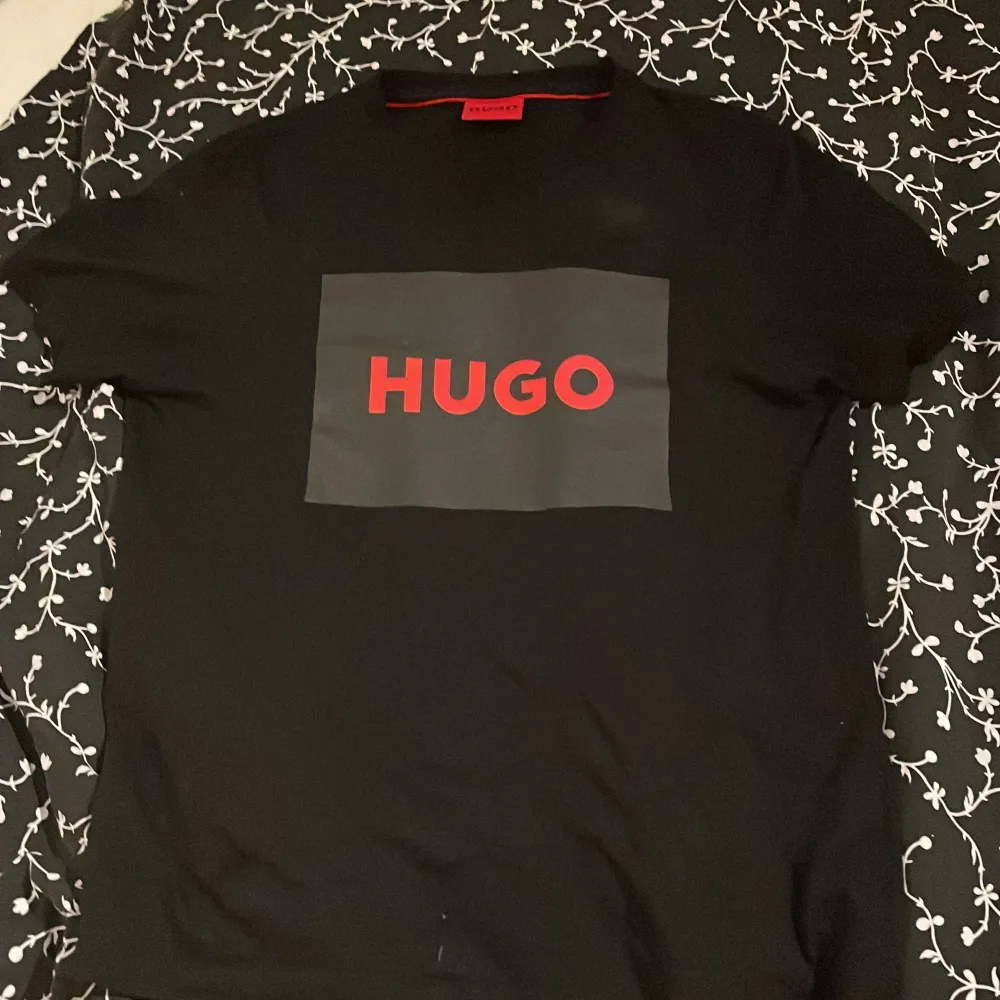 Det här är en Hugo tshirt i storlek xs/ passar s Scan finns samt kvitto. T-shirts.