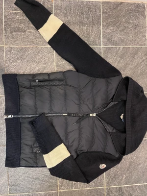 Moncler cardigan - En moncler cardigan i helt perfekt skick Jackan är såklart äkta  Storleken är 1/S men passar även vissa i M Jackan är en limited edition jacka som ej säljs något mer därför är priset högt vid det höga efterfrågan dock kan priset diskuteras en bit vid en s