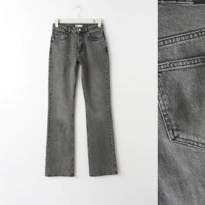 Ett par gråa midwaist jeans från gina tricot som är populära. Skriv för mer bilder