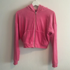 Rosa kofta -  Oanvänd och jätte skönt material. Säljer för att jag aldrig använder.