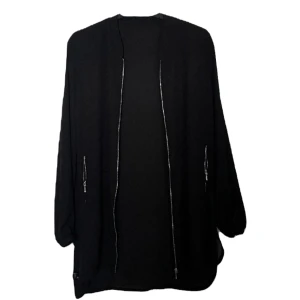 Tunika med dragkedja  - • Lite genomskinlig  • Perfekt för sommaren • Funkar om man vill använda som en beach cover up  • 2 Fickor  • Material: Polyester 