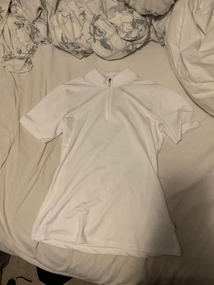 Tävlingtopp - Använd vid ett tillfälle rid tröja piké köpt på hööks. Säljes för  150kr ❤️ stl S