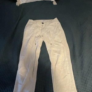 Linnebyxor - J Lindeberg linnebyxor i bra skick.  Liten flaw som man inte ser alls