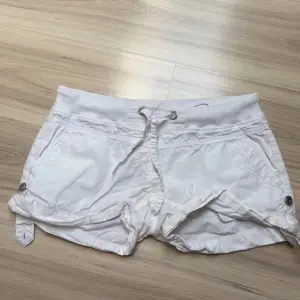 Jättesnygga cargoshorts köpt second hand men passade tyvärr inte mig därav använder jag inte mina egna bilder! Shortsen är i bra skick! ☺️