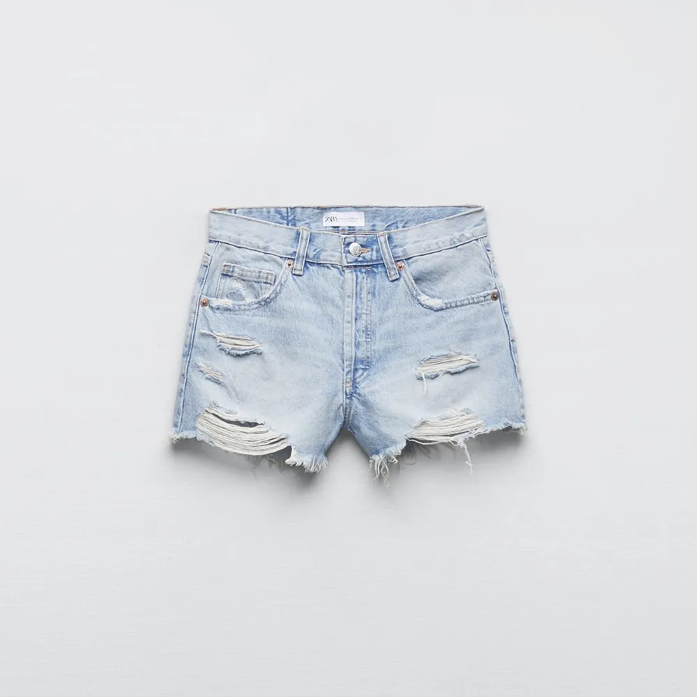 Säljer dessa as snygga denim shorts från zara❣️Köpra förra sommaren så de är helt slutaålda. oanvända med lapp kvar. Säljer då de är lite för små för mig.. Shorts.