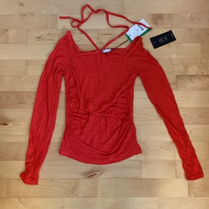 Röd topp - Oanvänd röd topp, se prislappar.