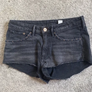 Lågmidjade shorts  - Säljer dessa svarta lågmidjade shorts från HM då de tyvärr blivit försmå!!🥺🥺