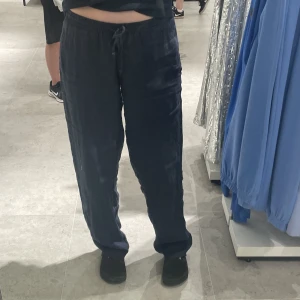 Lågmidjade linnebyxor - INTRESSEKOLL på mina helt nya linnebyxor från Chelsea som jag köpte i Göteborg! Endast använda en gång och i helt nytt skick! Sommarens bralla 😍😍 