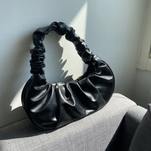 Svart väska  - Lite festligare väska från Nelly 👛 Aldrig använd och passar till allt 🫶🏼