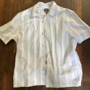 HM kortärmad sommarskjorta - Säljer denna eftersom den tyvärr var för stor för mig
