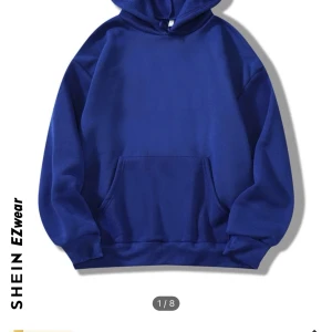 Blå hoodie - Blå hoodie som är super skön, skulle säga att de är mer L än Xl på hoodien. skriv för egna bilder.❤️‍🔥