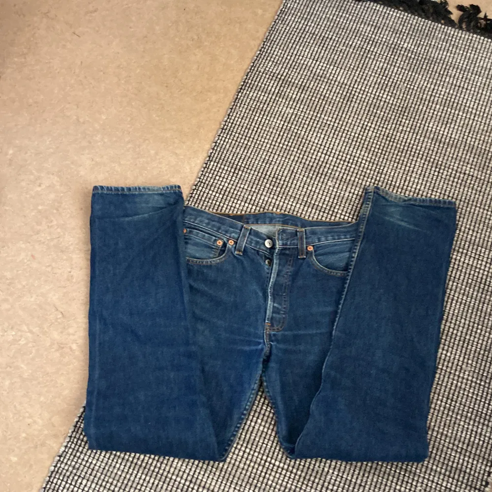 Jättesnygga och sköna Levis jeans som tyvärr inte kommer till användning längre. Står ingen strl men skulle gissa på mellan 27-30. Jeans & Byxor.