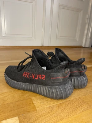 yeezy adidas v2 - Säljar mina yeezys som är i gott skick med inga defekter eller skador, använt sparsamt. Box och kvitto mer kommer inte därav priset
