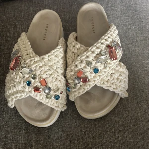 Inuikii tofflor  - Säljer dessa Inuikii tofflor i storlek 39, endast använda 3 gånger🤍 Köptes för ca 2400kr. Köparen står för frakten!🫶🏻