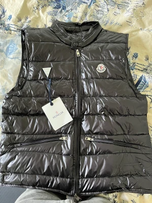 Moncler väst strl 4 - Helt ny Moncler väst med tags som ser ut precis som en äkta. Nfc koderna fungerar suveränt västen passar en L